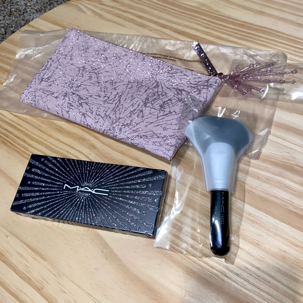 3 PIECE NEW MAC LOT INCLUDES PALETTE BRUSH & COSMETICS BAG